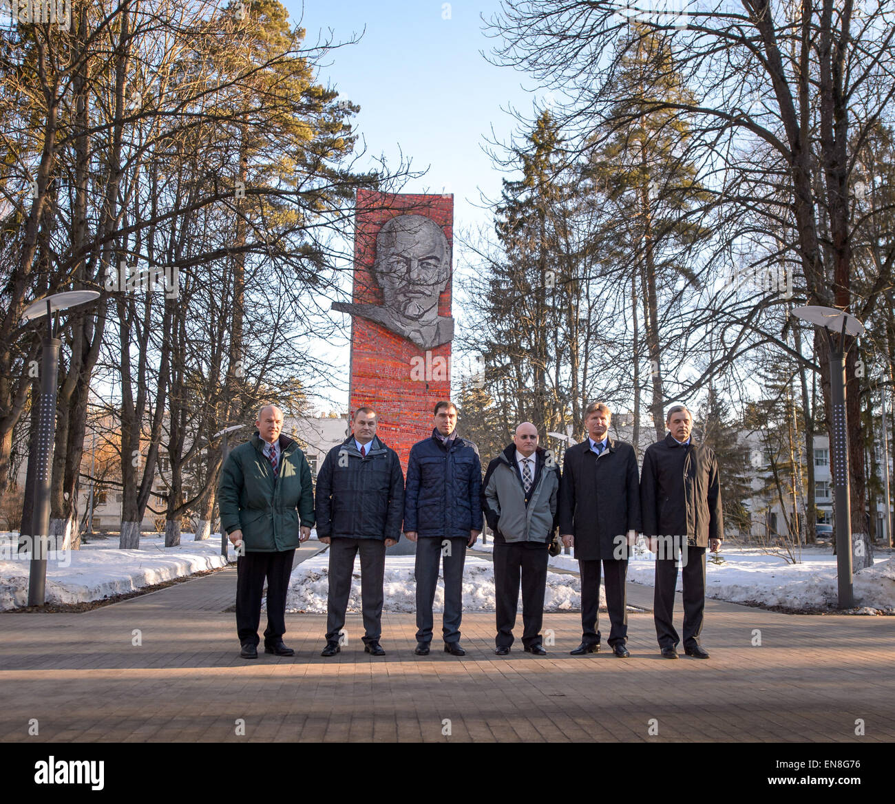 Die Besatzungsmitglieder der Expedition 43 Jeff Williams von der NASA, Alexei Ovchinin und Sergei Volkov von Roscosmos posieren vor ihren Startvorbereitungen im Gagarin Cosmonaut Training Center in Russland für ihre bevorstehende Sojus-Mission zur ISS. Stockfoto