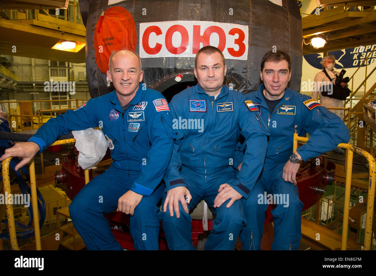 Die Besatzungsmitglieder der Expedition 43, darunter Jeff Williams, Alexey Ovchinin und Sergei Volkov, nahmen an einer Überprüfung der Sojus-Raumfahrzeuge auf dem Kosmodrome Baikonur in Kasachstan vor ihrer Mission zur Internationalen Raumstation Teil. Stockfoto