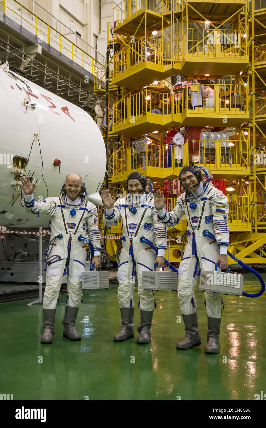Die Mitglieder der Expedition 43, Jeff Williams, Alexey Ovchinin und Sergei Volkov, nehmen an einem Sojus TMA-16M Fit Check am Baikonur Cosmodrome vor dem Start zur Internationalen Raumstation Teil. Stockfoto
