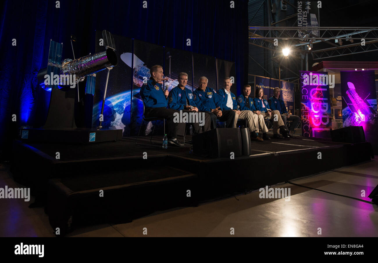 Die Crew von STS-125, der letzte Hubble Servicing Mission, Teilnahme an einer Podiumsdiskussion im Rahmen einer Veranstaltung zum 25. Jubiläum des Hubble Space Telescope, Samstag, 25. April 2015 an des Smithsonian Steven F. Udvar-Hazy Center in Chantilly, Virginia  Von links: ehemalige NASA-Astronauten John Grunsfeld, Michael T. Good, Mike Massimino, Scott Altman, Gregory C. Johnson und aktuellen NASA Astronauten Megan McArthur Behnken und Andrew Feustel. Stockfoto