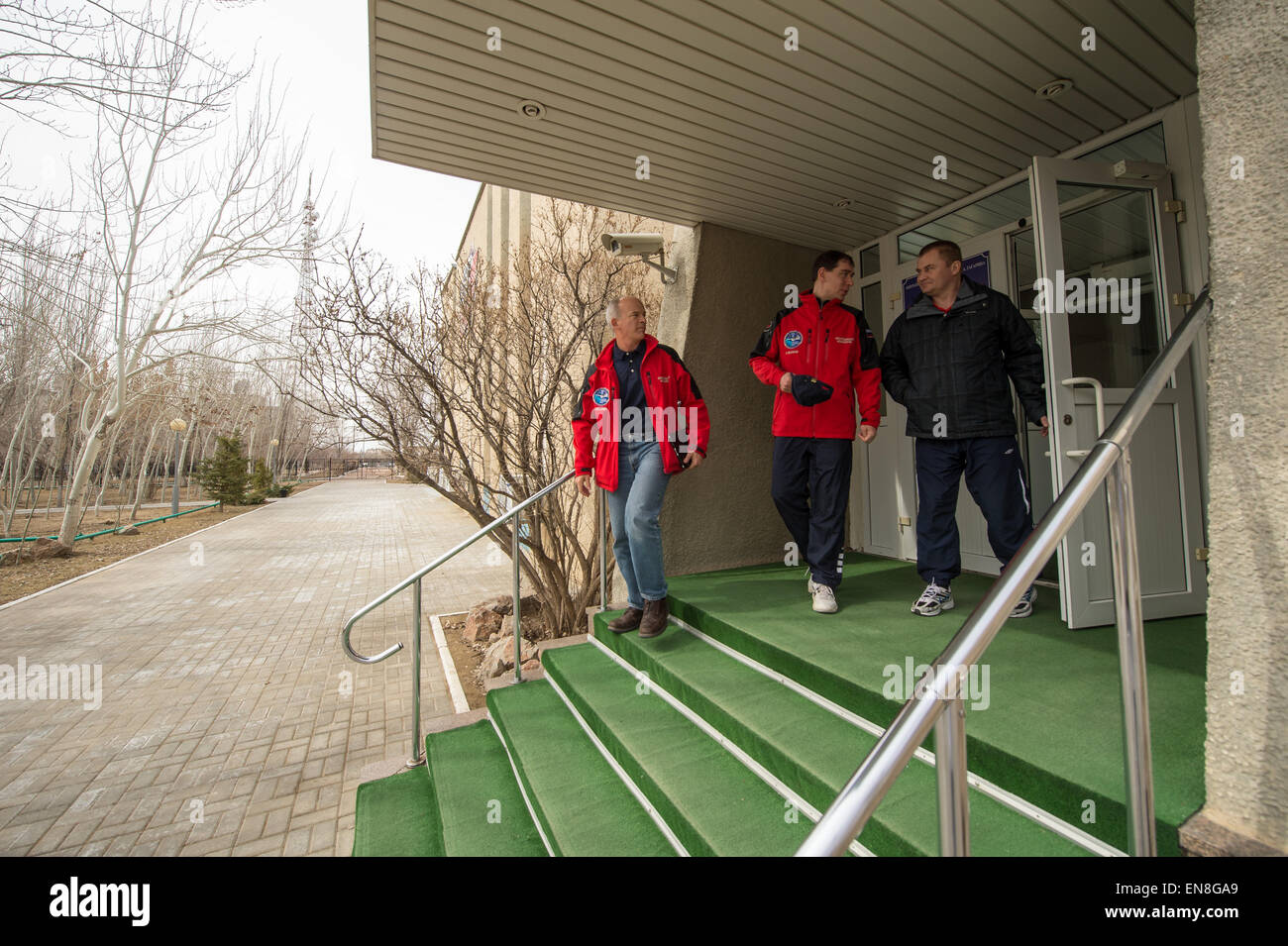 Die Besatzungsmitglieder Jeff Williams, Sergei Volkov und Alexey Ovchinin bereiten sich auf ihre Rollen als Teil der Expedition 43 vor und unterstützen die Mission der Hauptbesatzung zur Internationalen Raumstation. Stockfoto