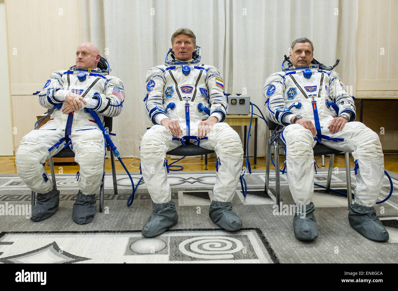 Expedition 43 NASA Astronaut Scott Kelly, links, russische Kosmonauten Gennadi Padalka, zentrieren, und Mikhail Kornienko der russischen Federal Space Agency (Roskosmos) gelten kurz nach angezogen haben, dass ihre russische Sokol für ihren Start an Bord der Sojus TMA - 16M-Sonde zur internationalen Raumstation ISS, Freitag, 27. März 2015 in Baikonor, Kasachstan passt. Kelly, Padalka und Kornienko ins Leben gerufen zur ISS vom Weltraumbahnhof Baikonur in Kasachstan 28. März, kasachische Zeit (März 27 Eastern Time.) Wie die ein-Jahres-Crew wird Kelly und Kornienko zur Erde auf Sojus TMA - 18 M im März 2016 zurückkehren. Stockfoto