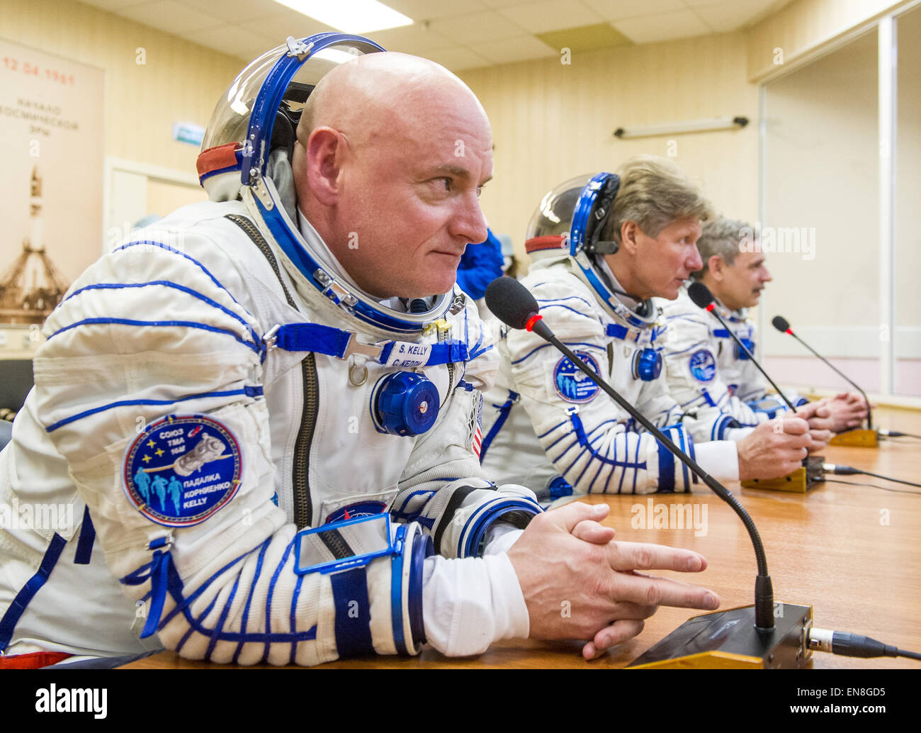 Expedition 43 NASA Astronaut Scott Kelly, links, und russische Kosmonauten Gennadi Padalka und Mikhail Kornienko der russischen Federal Space Agency (Roskosmos) sprechen Sie mit Familie, Freunden und Beamten hinter Glas vor der Abreise für ihren Start an Bord das Raumschiff Sojus TMA - 16 M zur internationalen Raumstation ISS Freitag, 27. März 2015 in Baikonor, Kasachstan. Kelly, Padalka und Kornienko ins Leben gerufen zur ISS vom Weltraumbahnhof Baikonur in Kasachstan 28. März, kasachische Zeit (März 27 Eastern Time.) Wie die ein-Jahres-Crew wird Kelly und Kornienko zur Erde auf Sojus TMA - 18 M in 20 März zurückkehren Stockfoto