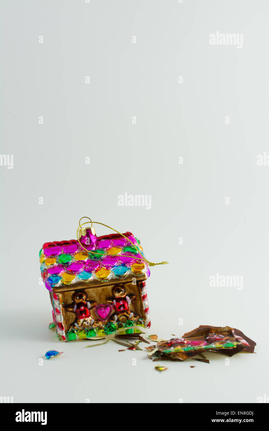 Stressige Zeit des Jahres - gebrochene Glas Haus Weihnachten Christbaumkugel - Konzept und Ideen - Familie Druck und Scheidung nach Weihnachten Stockfoto