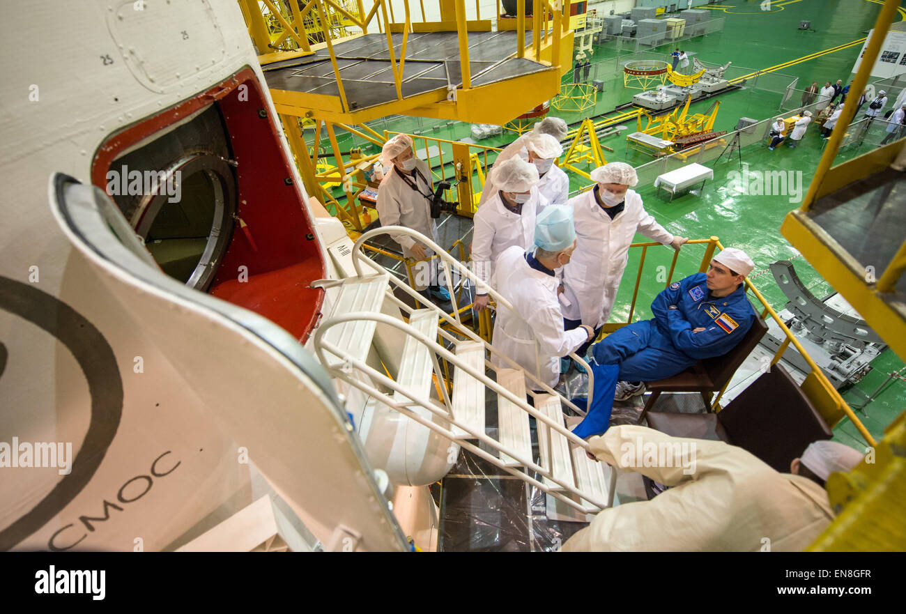 Sergei Volkov, ein Ersatzbesatzungsmitglied für die Expedition 43, führt letzte Kontrollen im Kosmodrom Baikonur in Kasachstan durch. Die Mission wird NASA-Astronaut Scott Kelly und die russischen Kosmonauten Mikhail Kornienko und Gennady Padalka zur Internationalen Raumstation schicken, um eine einjährige Mission an Bord der Sojus-Sonde TMA-16M zu machen. Stockfoto