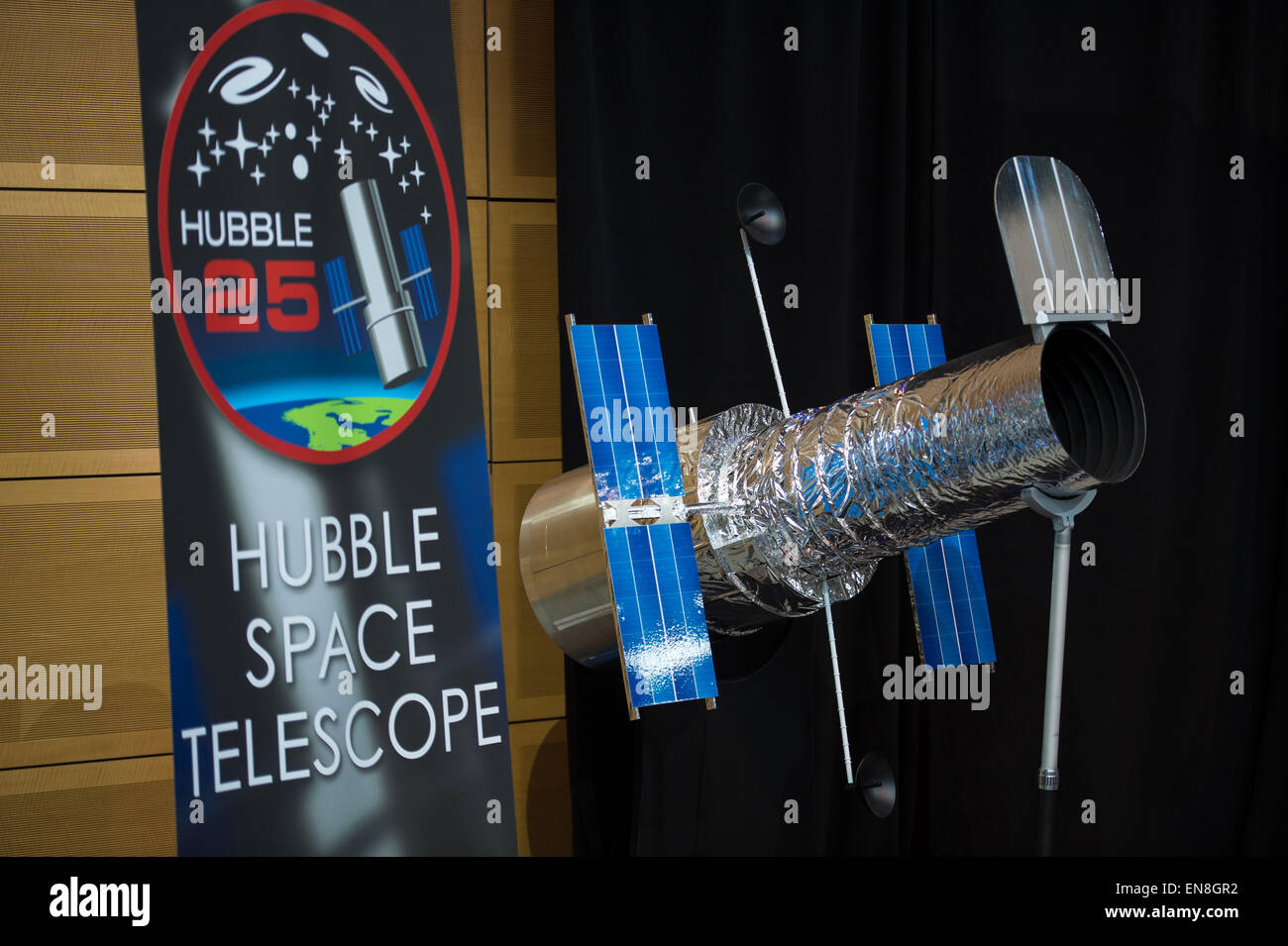 Ein Modell des Hubble-Weltraumteleskops ist hier zu sehen auf dem Hubble 25. offizielle Bild Debüt Jubiläumsveranstaltung auf Donnerstag, 23. April 2015 an der Newseum in Washington, DC. Das offizielle Bild vom Hubble Nah-Infrarot-Wide Field Kamera 3 ist eine zwei Millionen Jahre alten Cluster von etwa 3.000 Sternen namens Westerlund 2, benannt nach dem Astronomen, der es in den 1960er Jahren entdeckt. Westerlund 2 befindet sich im Sternbild Carina etwa 20.000 Lichtjahre von der Erde entfernt. Stockfoto