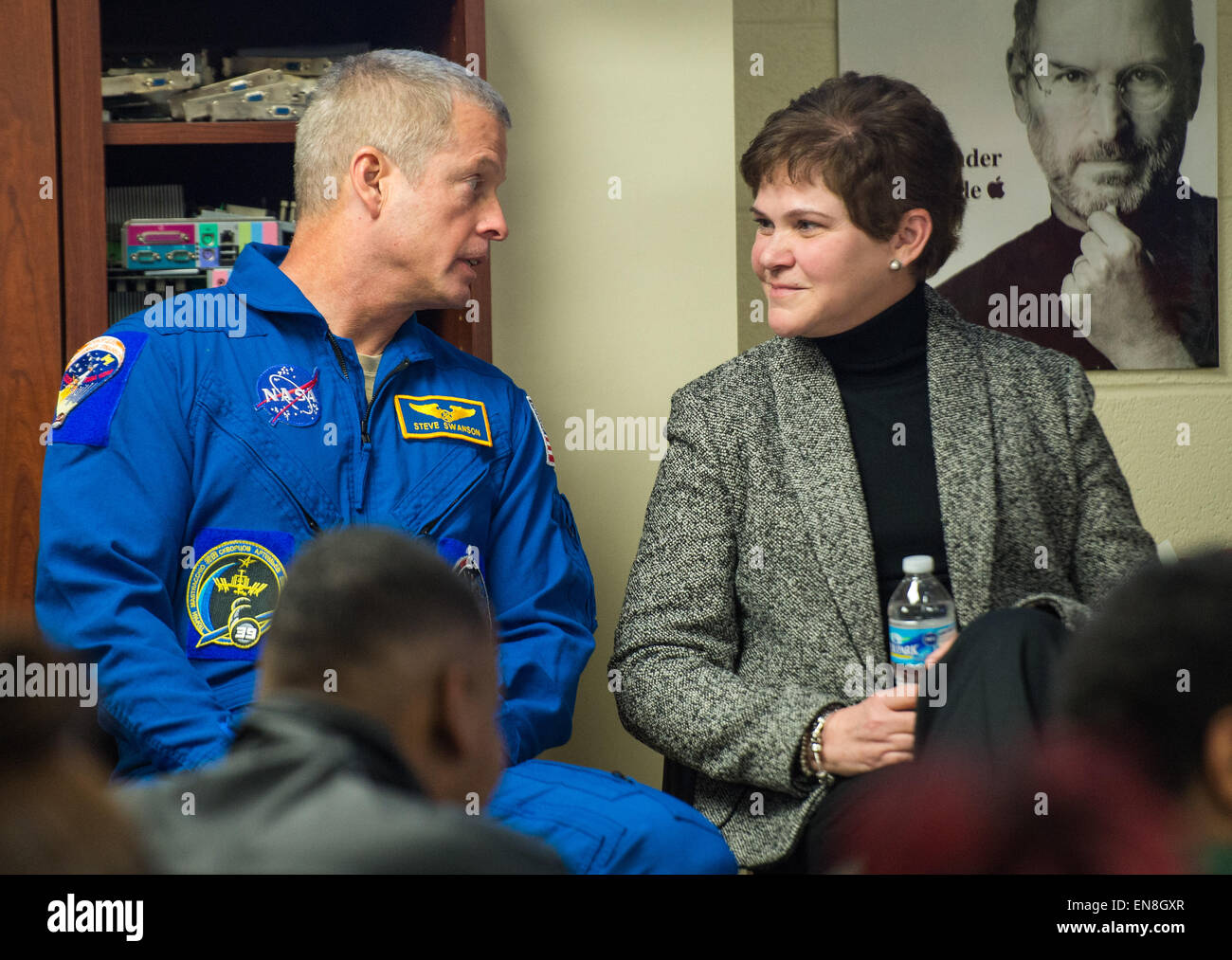 NASA-Astronaut Steve Swanson und die stellvertretende US-Landwirtschaftsministerin Krysta Harden besuchten die Gwynn Park High School, Brandywine, MD, um über die ISS-Erfahrungen und Forschungen von Swanson über das Wachstum von Gemüsepflanzen zu diskutieren und dabei deren mögliche Auswirkungen auf zukünftige landwirtschaftliche Praktiken zu unterstreichen. Stockfoto