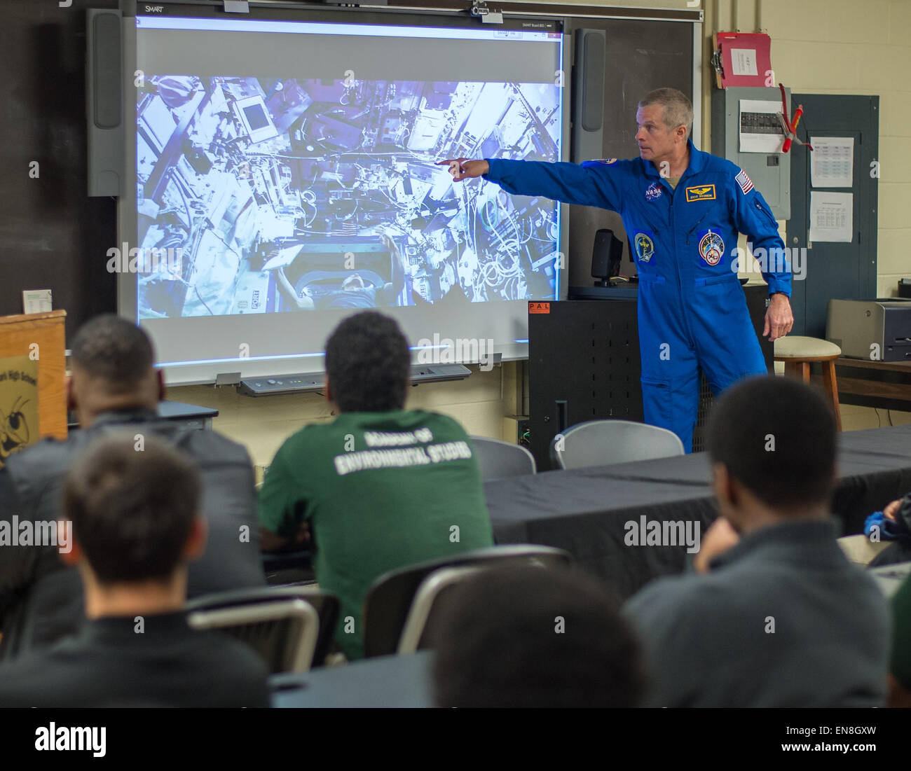 NASA-Astronaut Steve Swanson spricht zu Studenten auf Dienstag, 3. März 2015, bei Gwynn Park High School in Brandywine, MD.  Swanson begleitete US stellvertretender Landwirtschaftsminister Krysta Harden nach der Schule, wo er seine fünfeinhalb Monate Aufenthalt an Bord der internationalen Raumstation (ISS), einschließlich seiner Forschung in pflanzlichen Pflanzenwachstum, Studenten gesprochen, und die Auswirkungen auf die Zukunft der Landwirtschaft haben kann. Stockfoto