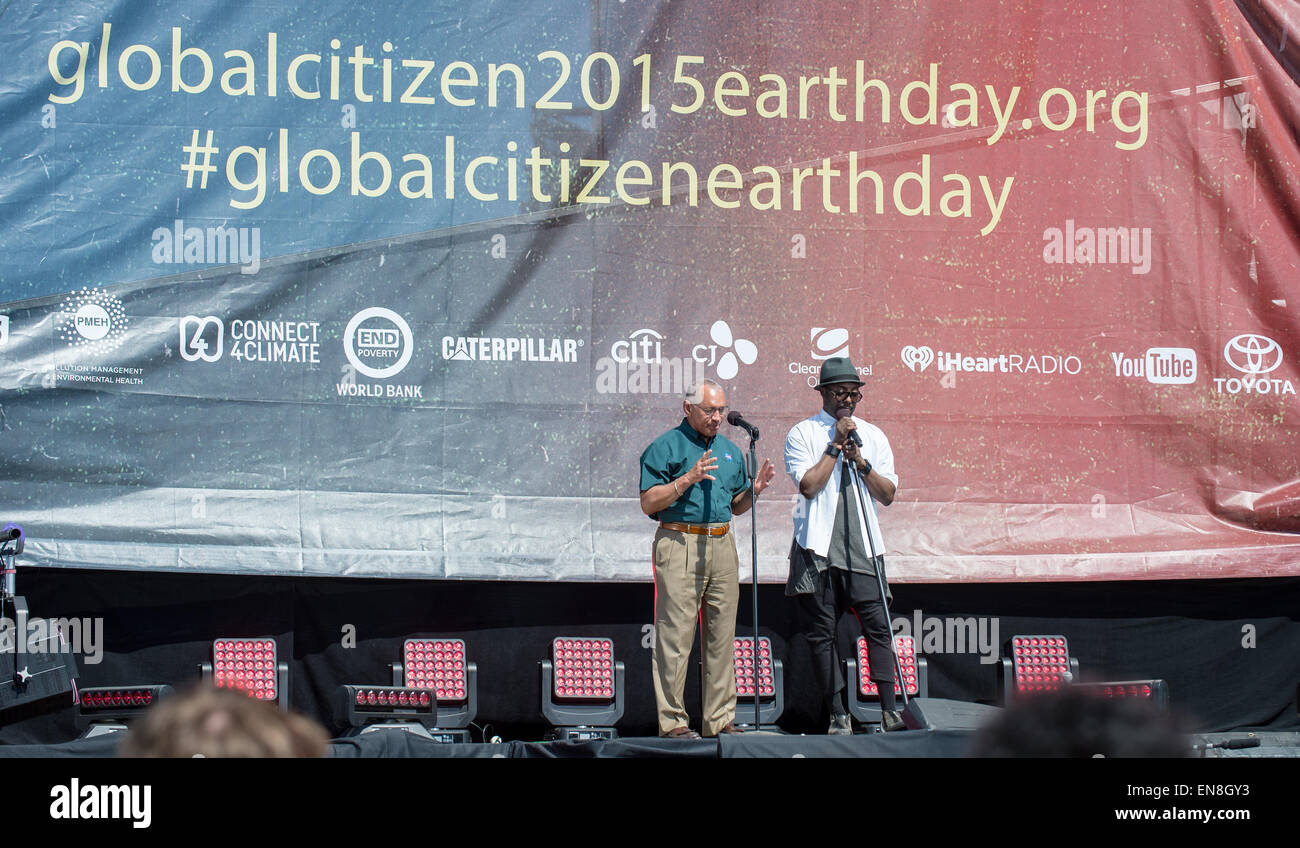 NASA-Administrator Charles Bolden, sieht man links, auf der Bühne mit will.i.am während der Weltbürger 2015 Earth Day Veranstaltung am Samstag, 18. April 2015 auf dem Washington Monument-Gelände in Washington, DC. Administrator Bolden und will.i.am hervorgehoben wie die Agentur nutzt weltraumgestützte sensing um besser zu verstehen, wie unser Planet funktioniert wie wir es beeinflussen, und wie es in der Zukunft ändern könnte. Stockfoto