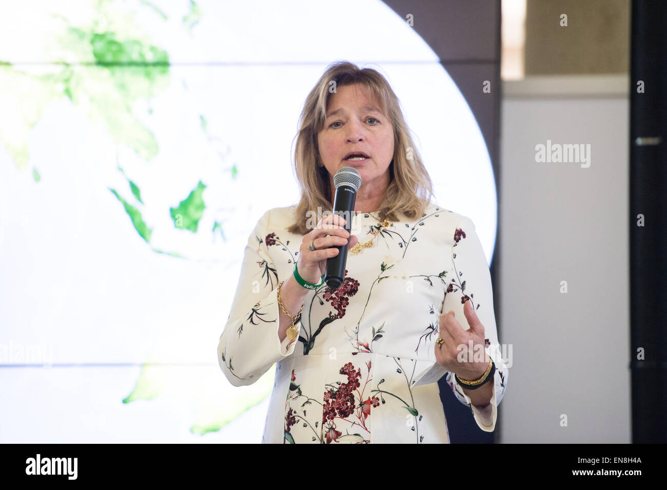 Dr. Ellen Stofan, Chefwissenschaftlerin der NASA, spricht auf der Veranstaltung Earth Day in der Union Station in Washington, D.C. und hebt die Initiativen der NASA zur Erdbeobachtung und Umweltforschung hervor. Stockfoto