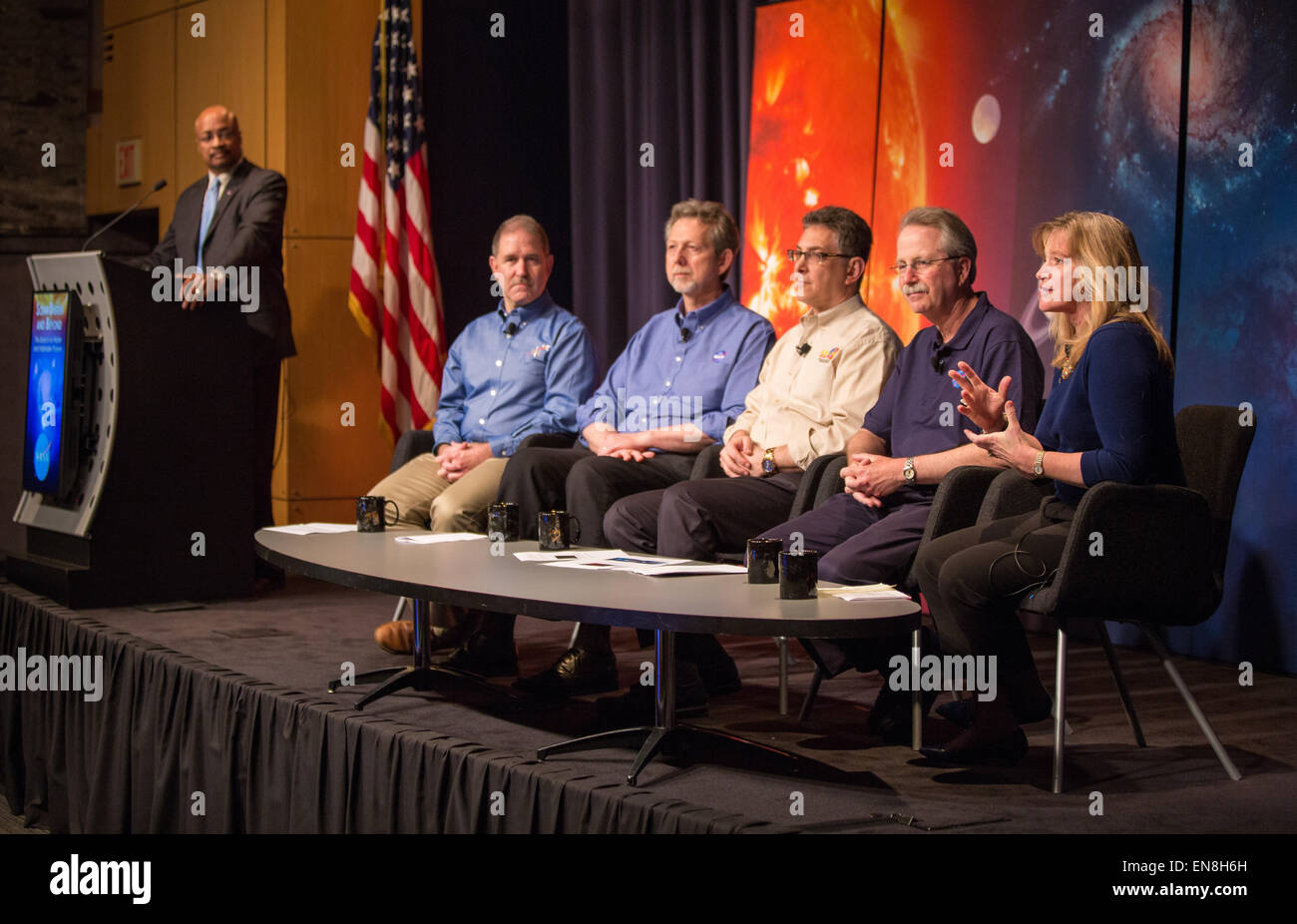 NASA-Chefwissenschaftlerin Ellen Stofan leitet eine Diskussion über die NASA-Suche nach Wasser und bewohnbaren Planeten im Sonnensystem und darüber hinaus. Das Gremium umfasst wichtige NASA-Experten, die Einblicke in jüngste Entdeckungen und Weltraumforschungsmissionen austauschen. Stockfoto