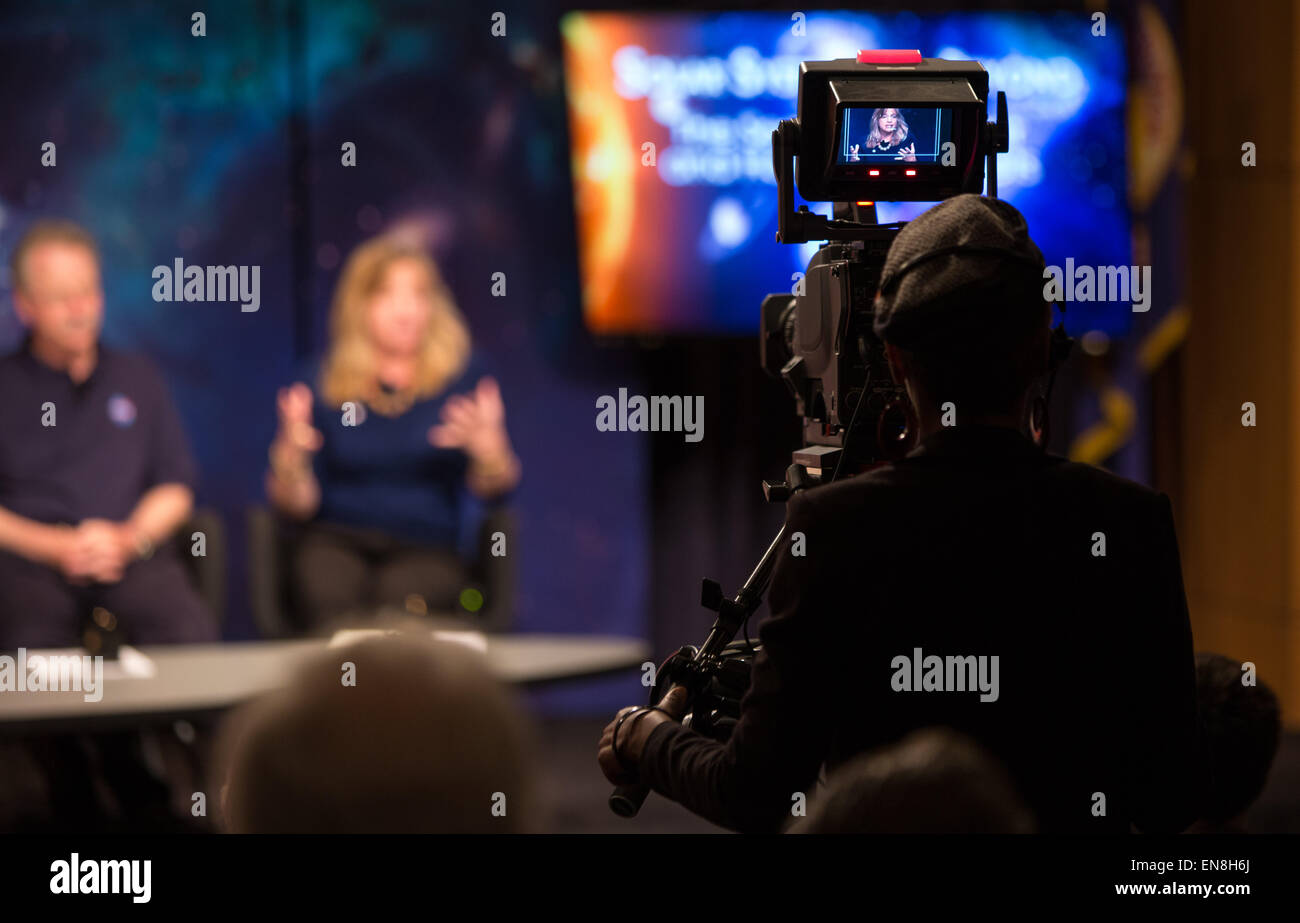 Ellen Stofan, Chefwissenschaftlerin der NASA, leitete eine Diskussion über die Suche der NASA nach Wasser und bewohnbaren Planeten beim „Sonnensystem und darüber hinaus“-Event und hob die Bedeutung von Wasserentdeckungen hervor. Stockfoto