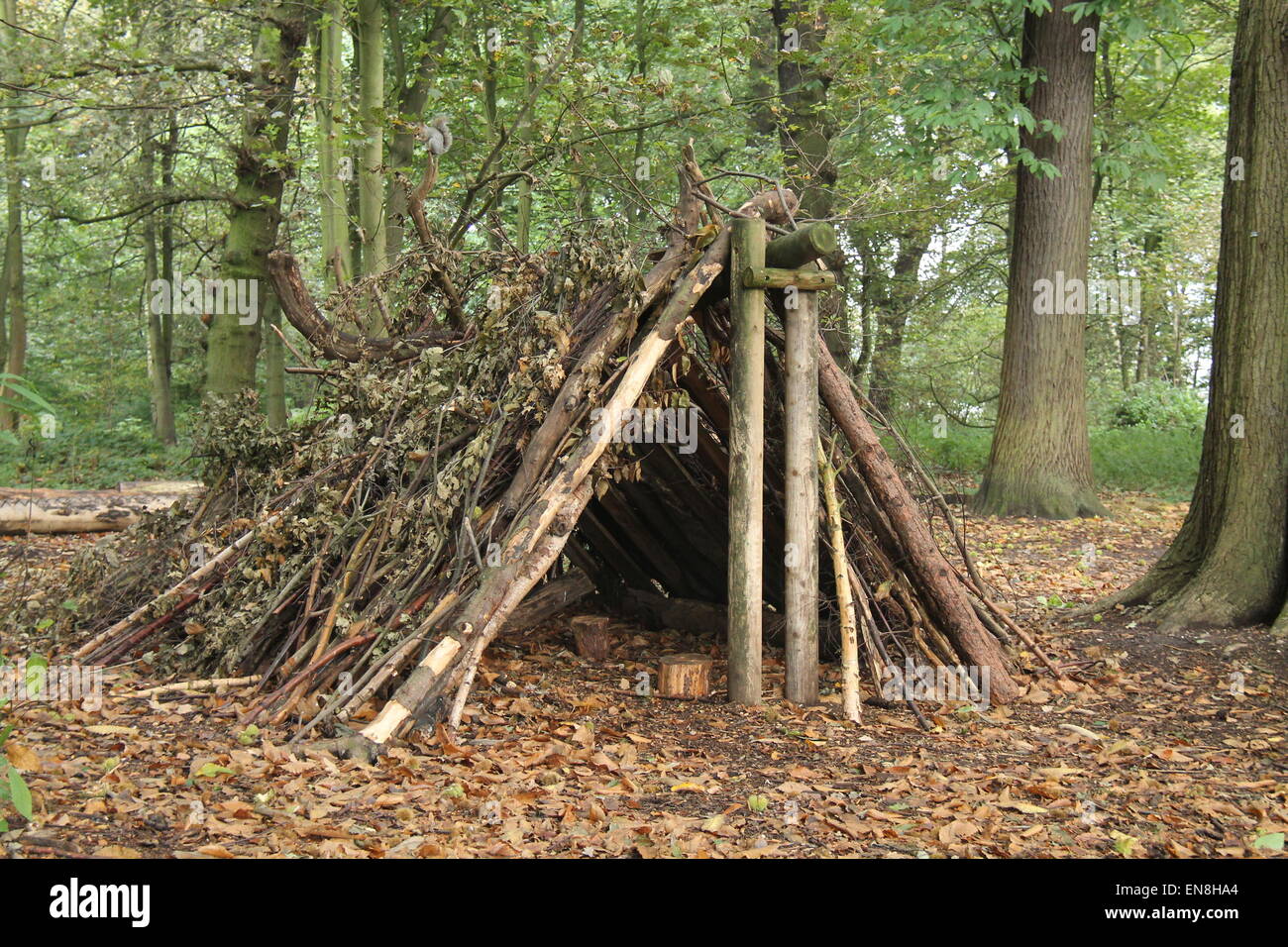 Ein Wald-Schutz aus natürlichen Materialien hergestellt. Stockfoto