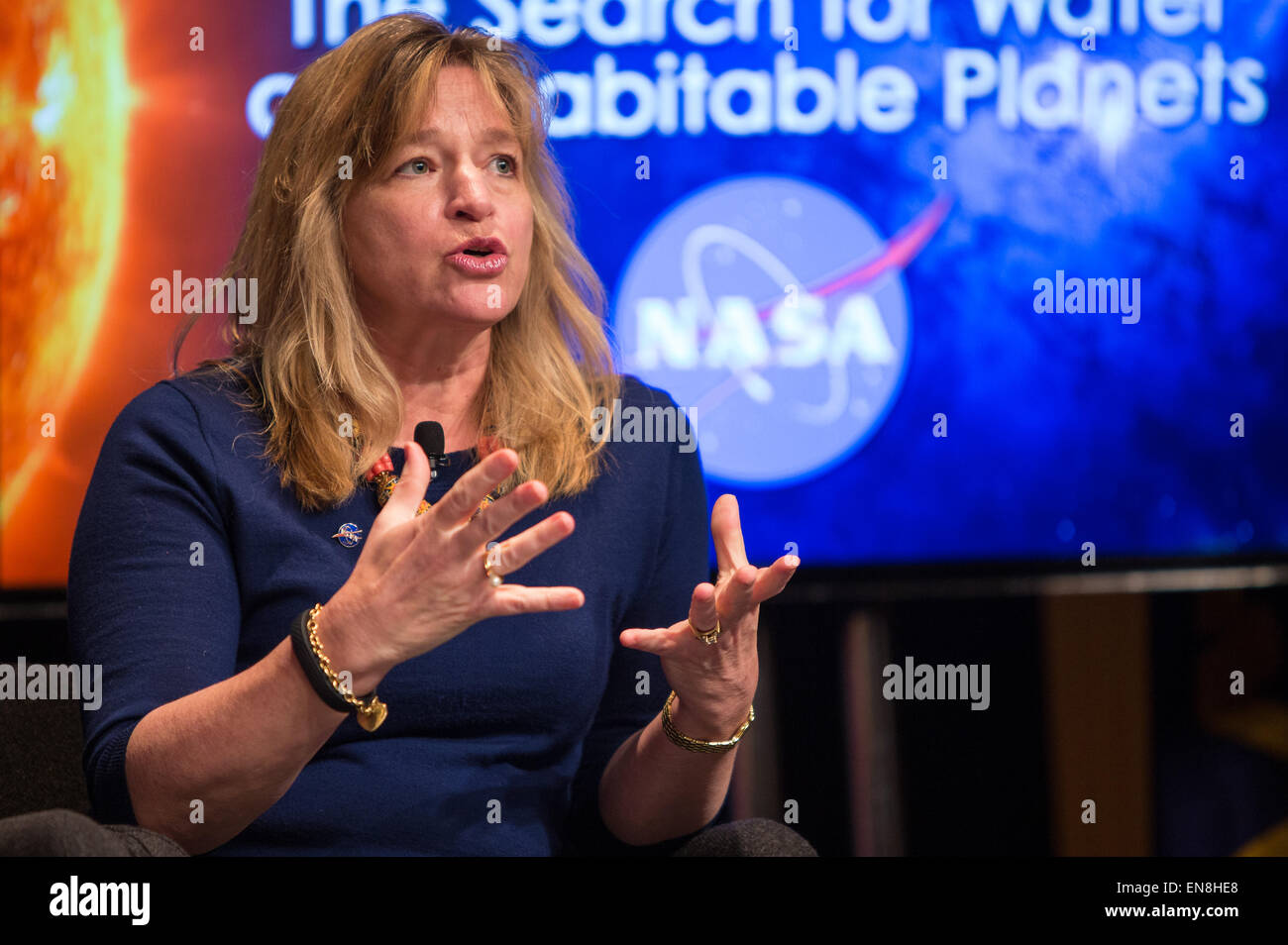Ellen Stofan, Chefwissenschaftlerin der NASA, nahm an einer Podiumsdiskussion im NASA-Hauptquartier über die Suche nach Wasser und bewohnbaren Planeten im Sonnensystem und darüber hinaus Teil. Das Gremium befasste sich mit den jüngsten Entdeckungen von Wasser und organischen Verbindungen im Weltraum. Stockfoto