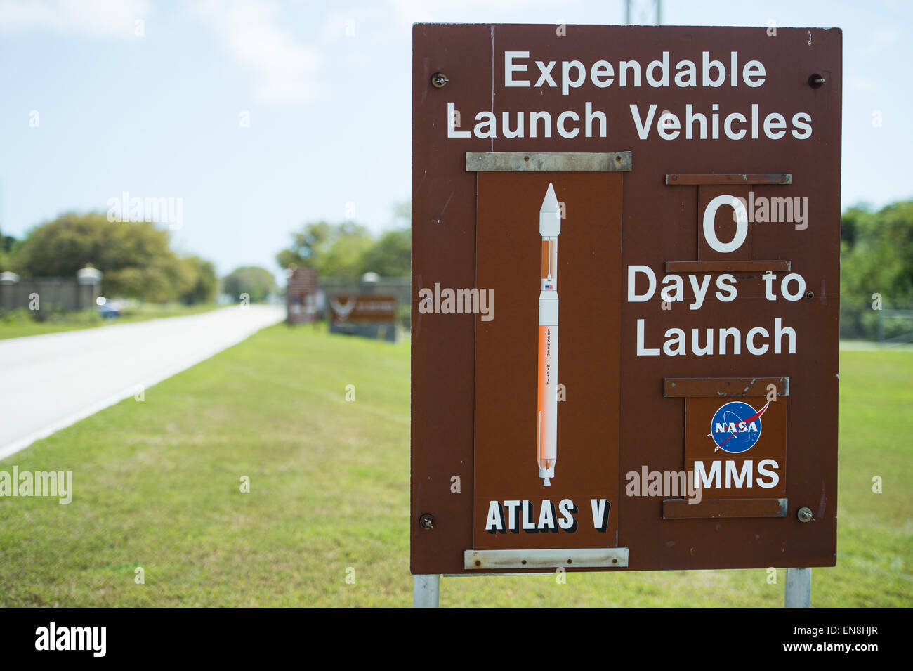 Ein Schild an der Straße nach der Cape Canaveral Air Force Station Raum starten komplexe 41, Donnerstag, 12. März 2015 in Florida. Die United Launch Alliance Atlas V-Rakete mit Magnetospheric Multiscale (MMS) Raumsonde der NASA an Bord soll heute starten und führen die vier identischen MMS-Satelliten in den Orbit, die erste dreidimensionale Ansicht des magnetischen Rückverbindung zu bieten. Stockfoto