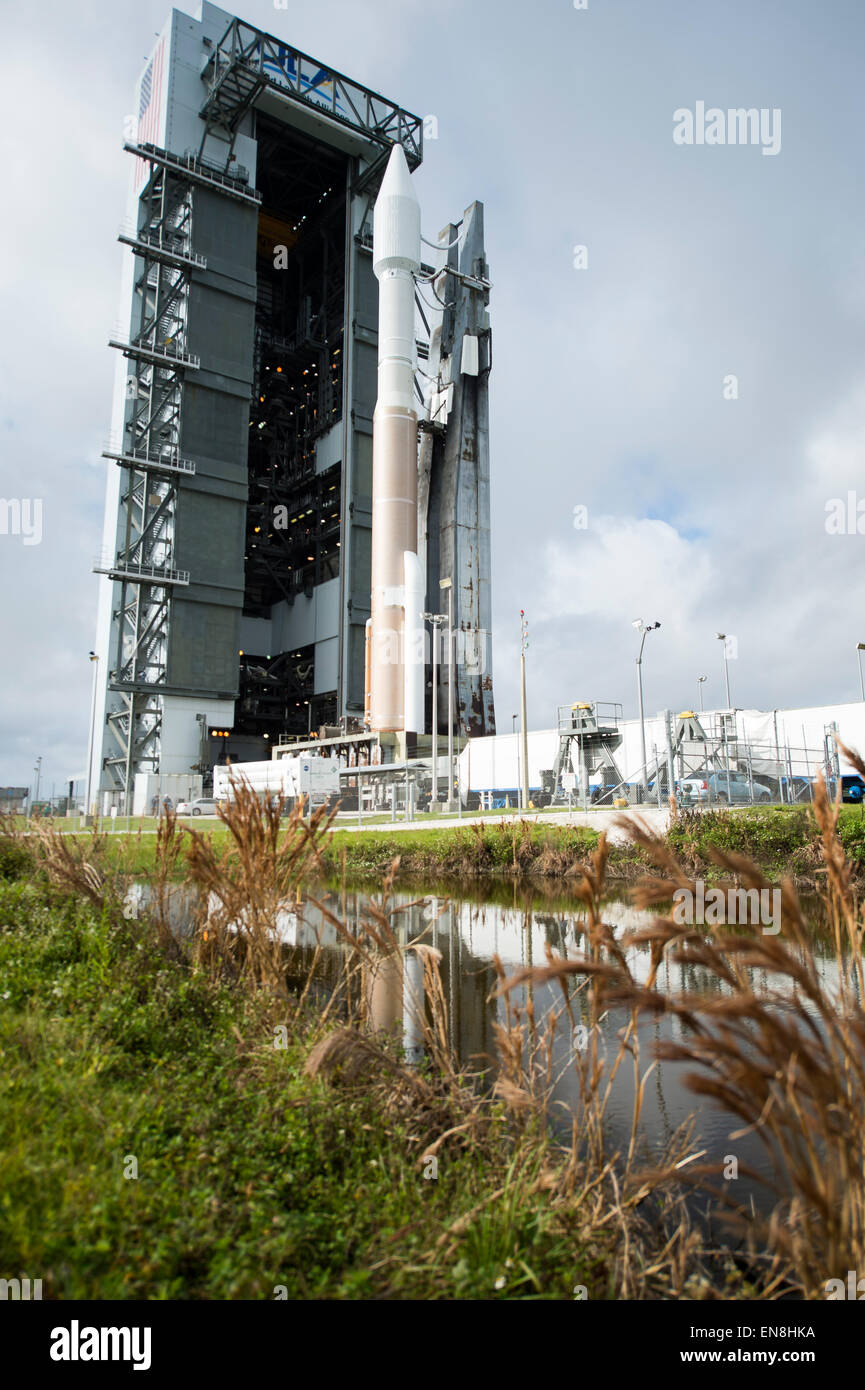 Einen Tag vor dem geplanten Start der United Launch Alliance Atlas V-Rakete mit der NASA Magnetospheric Multiscale (MMS) Sonde an Bord aus der Cape Canaveral Air Force Station Space Launch komplexe 41 vertikale Integration Facility zur Startrampe, Mittwoch, 11. März 2015 in Florida rollt. Start der Atlas V-Rakete ist geplant für März 12 und führen die vier identischen MMS-Satelliten in den Orbit, die erste dreidimensionale Ansicht des magnetischen Rückverbindung zu bieten. Stockfoto