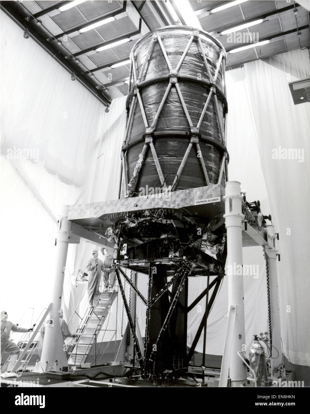 Dieses Foto zeigt das Weltraumteleskop Hubble fertigmontierten optische Teleskop Montage (OTA) im damaligen Perkin-Elmer-Werk in Danbury, Connecticut im Oktober 1984. Hubble Design besteht aus zwei hyperbolischen spiegeln, ein konkav und konvex, bei einer Anordnung, die eine lange Brennweite Teleskop zu einem kürzeren Schlauch Pakete eine. Sobald Prüfungen abgeschlossen wurden, würde die OTA von der NASA "Super Guppy" Transportflugzeug Lockheed Sunnyvale, Kalifornien, Werk für die weitere Montage und Prüfung Prüfung geflogen werden. (NASA/MSFC Bild) Stockfoto