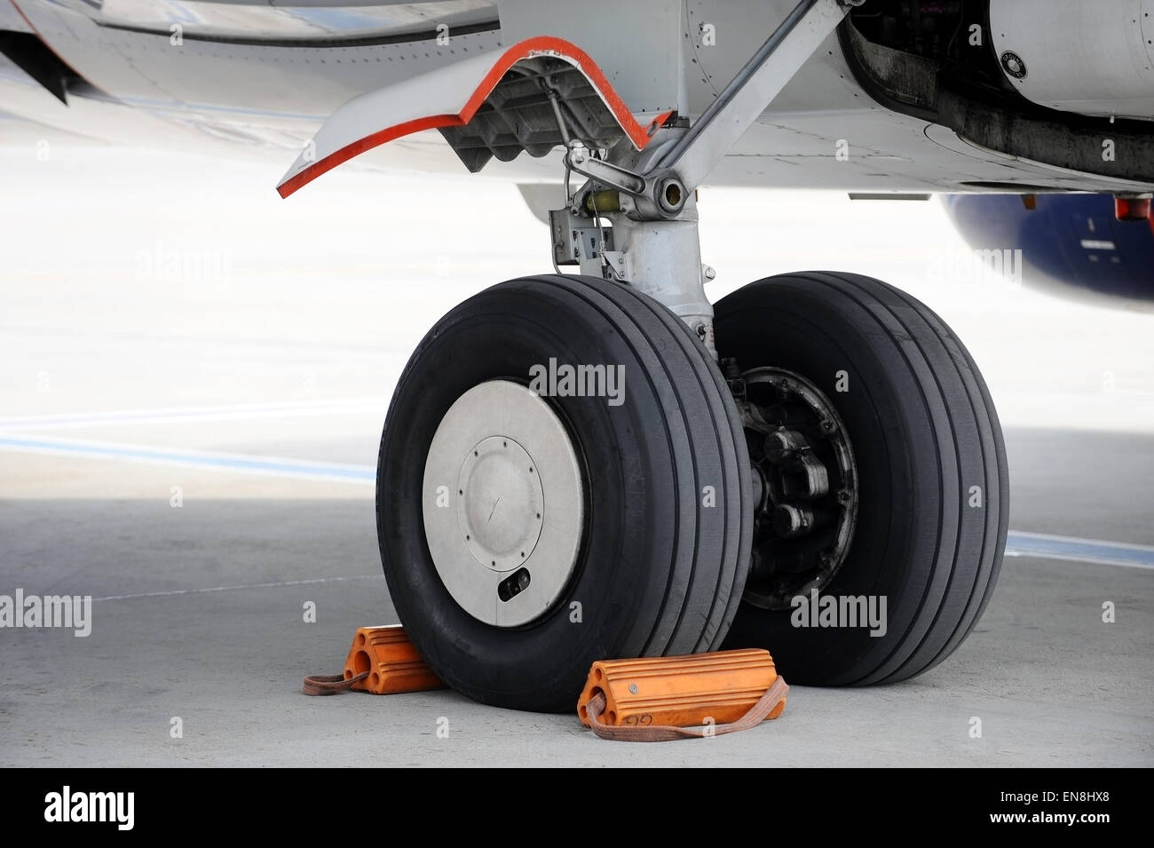 Detail-Aufnahme mit großen Flugzeug Räder und Fahrwerk Stockfoto