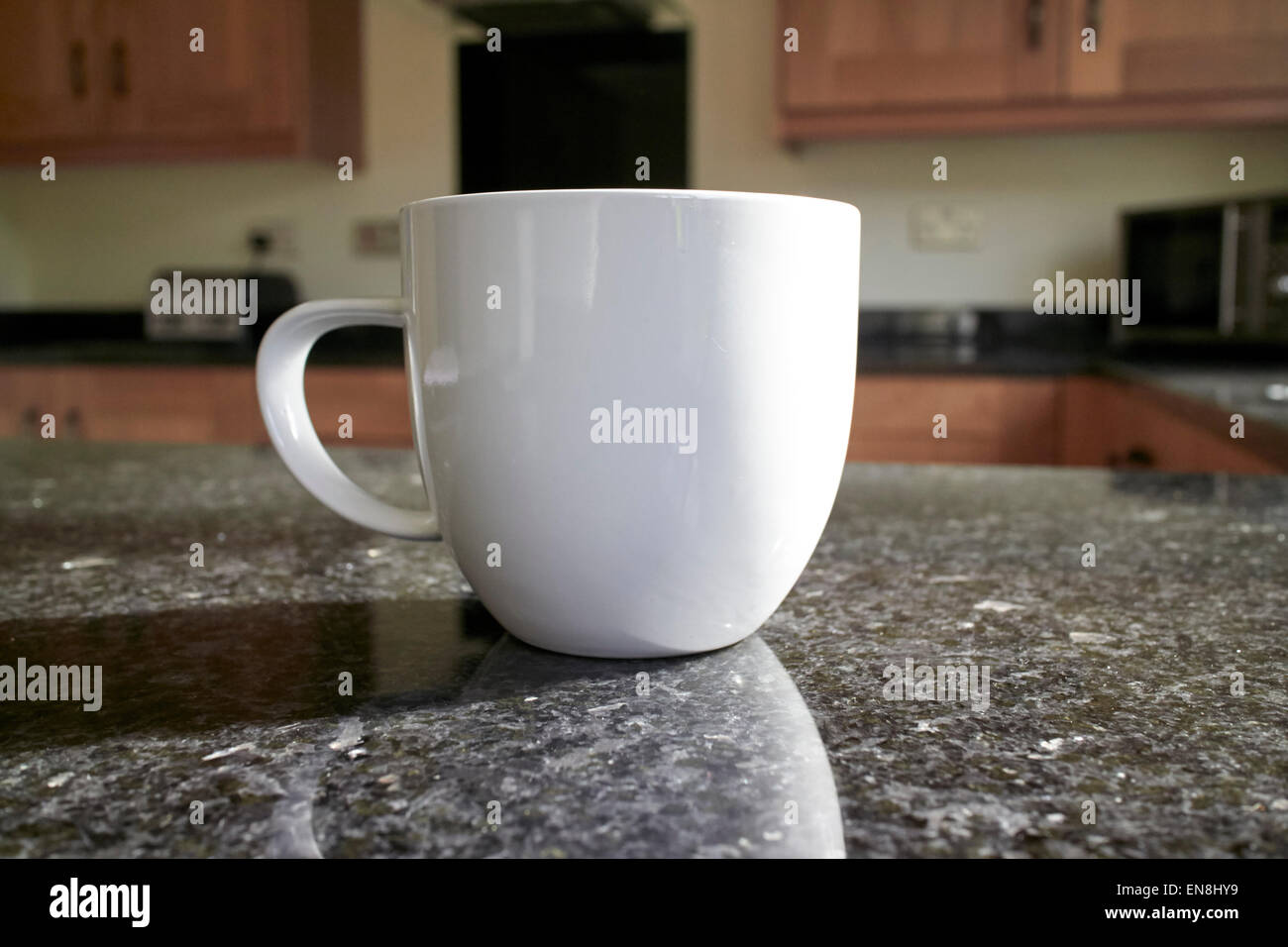 Kaffeebecher Tasse auf eine Granit-Arbeitsplatte in der Küche im Vereinigten Königreich Stockfoto