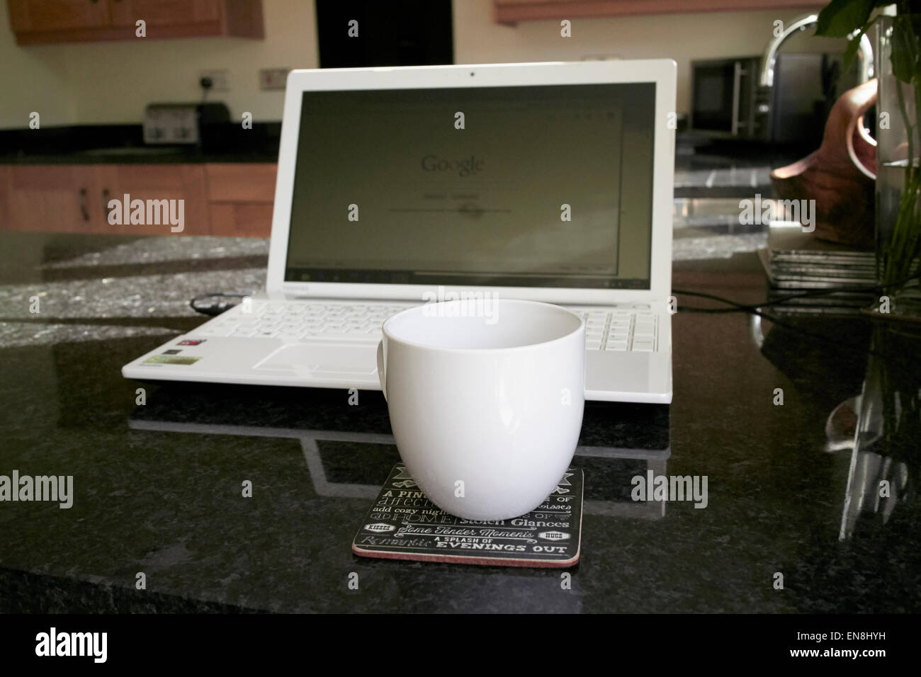 nehmen einen Pause-Laptop in der Küche mit Google Suche Bildschirm arbeiten von zu Hause im Vereinigten Königreich Stockfoto