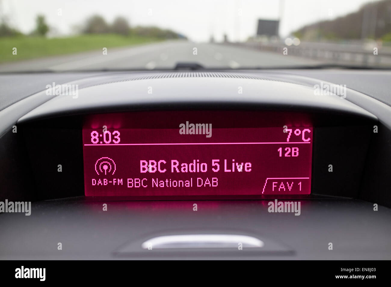 Fahrt entlang der Autobahn mit DAB-Digitalradio 5 England uk angezeigt Stockfoto