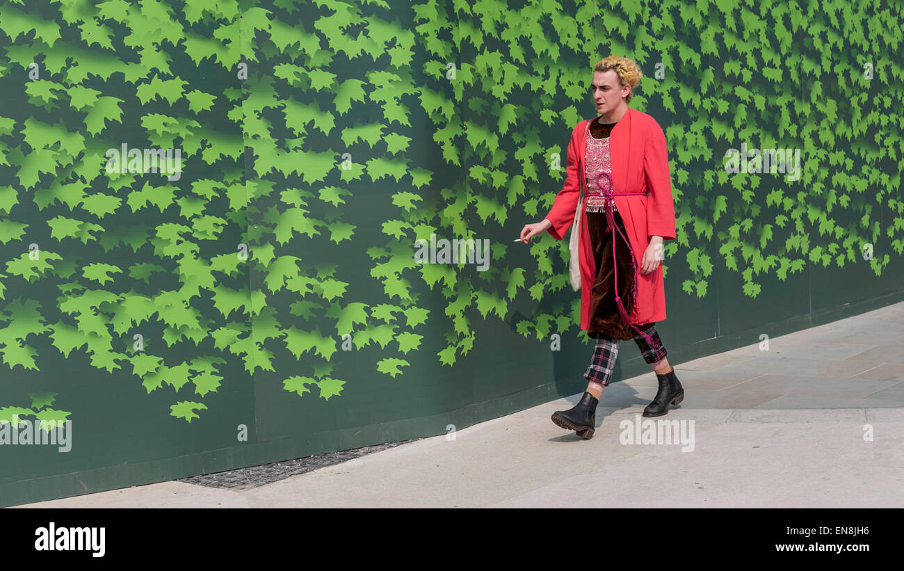 London, UK, 8. April 2015. Eine Mode-Studentin aus der nahe gelegenen St Martins-Kunstschule in Granary Square, King's Cross. Stockfoto