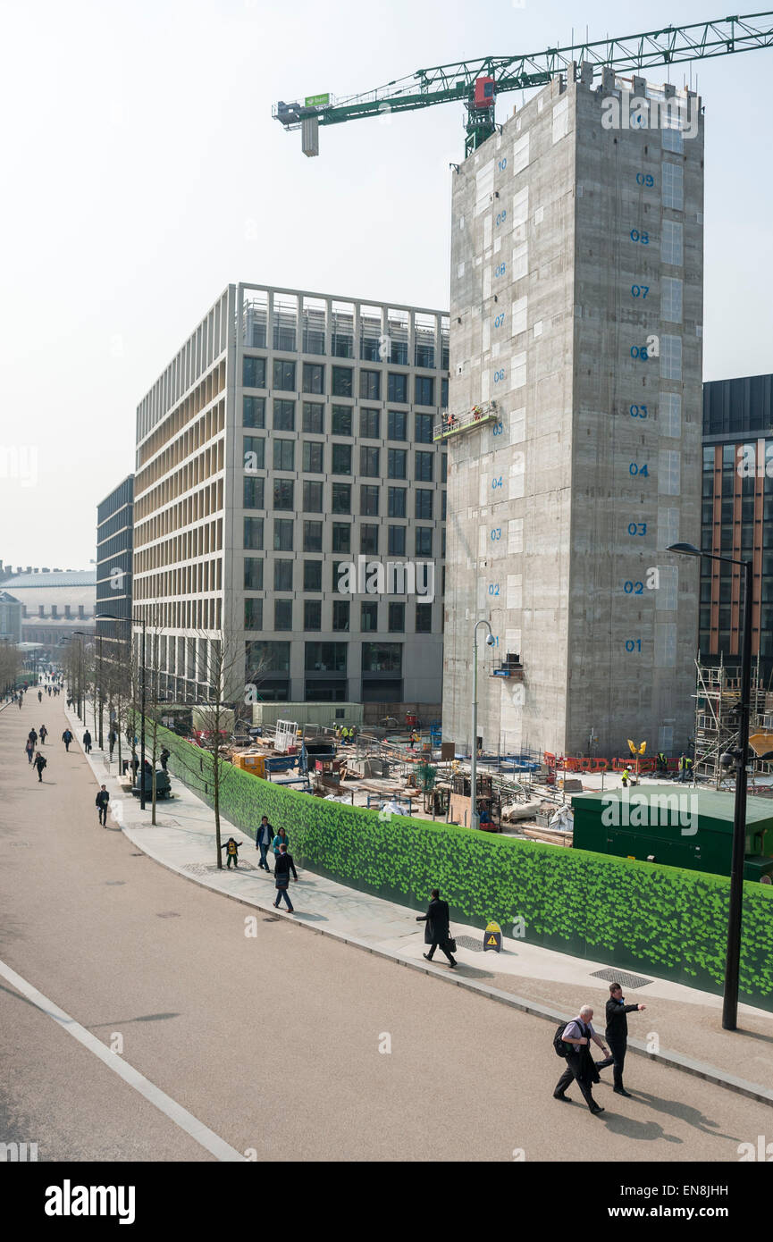 London, UK, 8. April 2015.  Blick von der Betrachtung Plattform des Königs Boulevard, Kings Cross und die Sanierung im Gange. Stockfoto