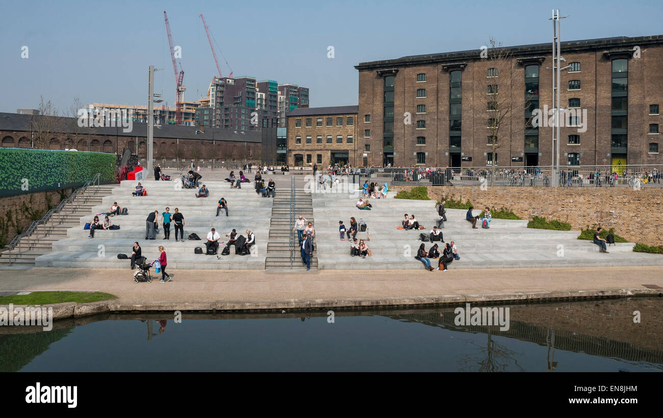 London, UK, 8. April 2015. Menschen am Getreidespeicher, König des Platzes überqueren. Stockfoto