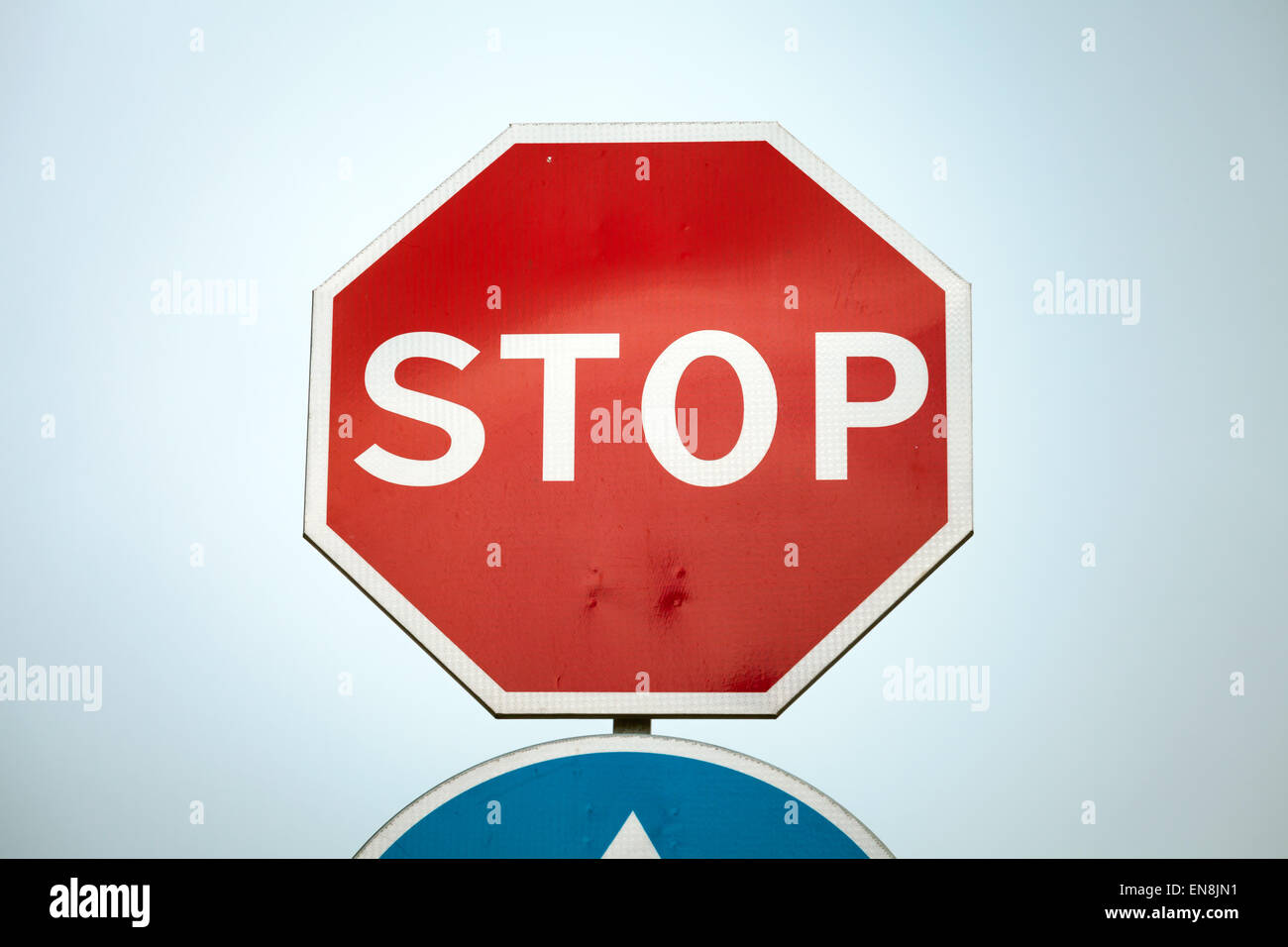 Klassische Stop-Schild über blauen Himmelshintergrund Stockfoto