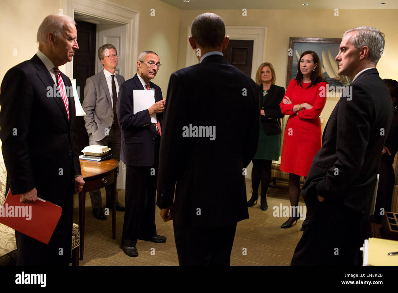 Präsident Barack Obama spricht mit, von links, Vize-Präsident Joe Biden; Shaun Donovan, Director, Office of Management and Budget; John Podesta, Berater des Präsidenten; Jennifer Palmieri, Direktor für Kommunikation; Katie Beirne Fallon, Director of Legislative Affairs; National Security Advisor Susan E. Rice und Chef des Stabes Denis McDonough, in einem Flur der Westflügel des weißen Hauses, 7. November 2014. Stockfoto