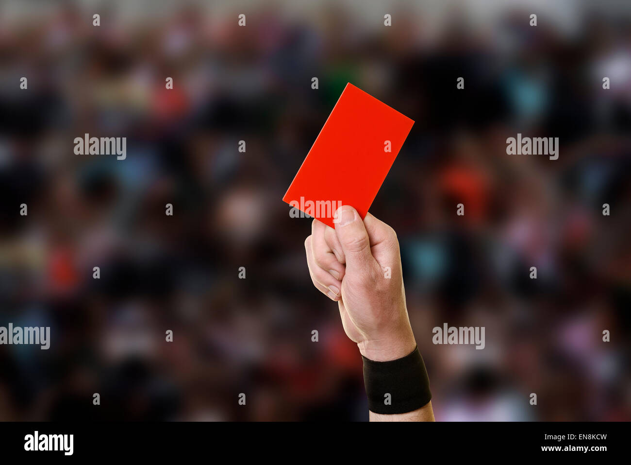 Der Schiedsrichter zeigt eine rote Karte während eines Fußballspiels, schließen sich. Stockfoto