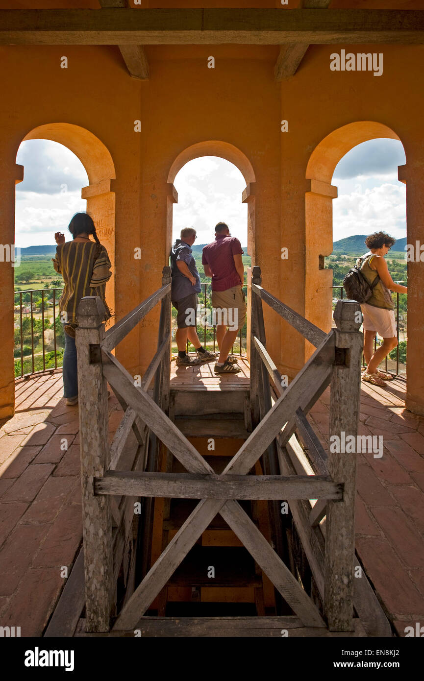 Vertikale Ansicht von Touristen an der Spitze des Turmes Iznaga im Valle de Los Ingenios. Stockfoto