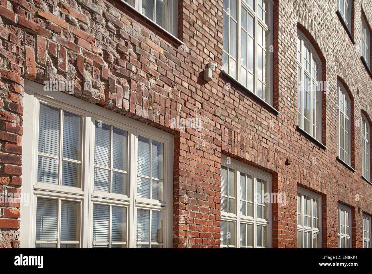 Wand und Fenster eines alten Gebäudes auf sonniges Wetter. Stockfoto