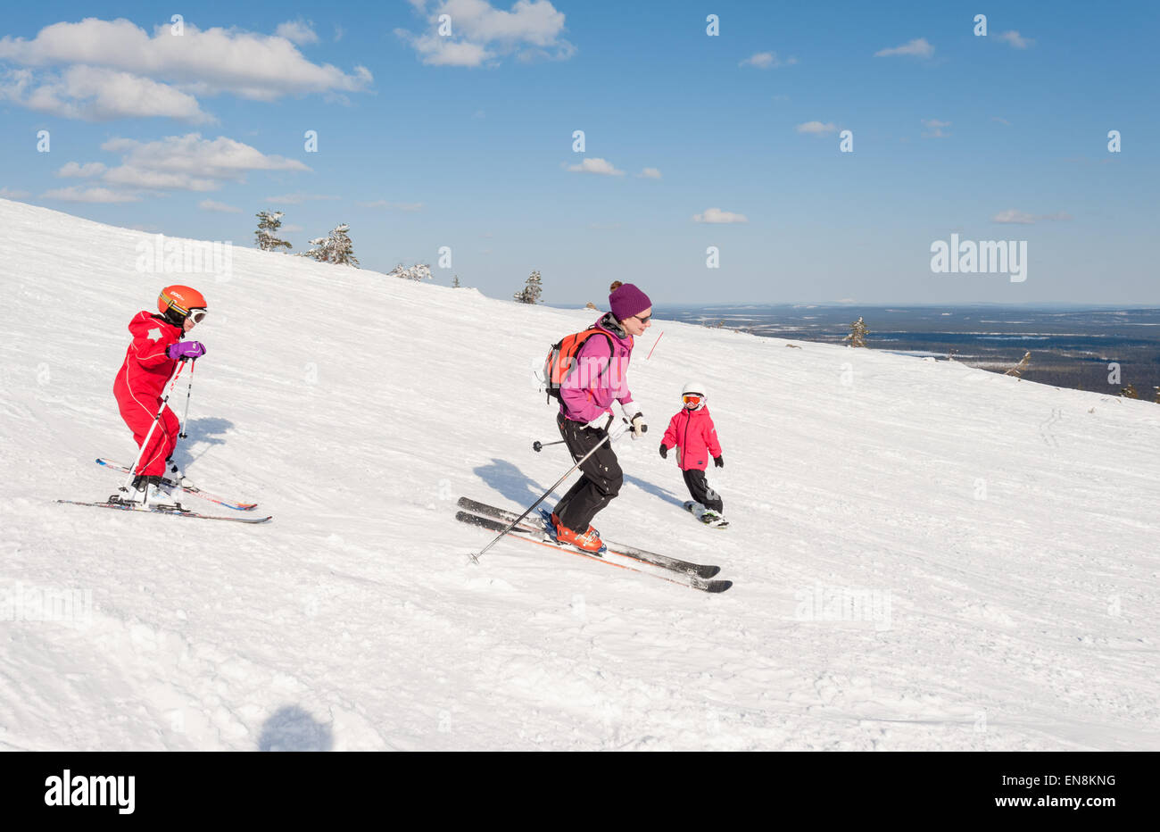 Frühlings-Ski fahren im Skigebiet Ylläs, Lappland, Finnland. Herr bitte Anfragen. Stockfoto