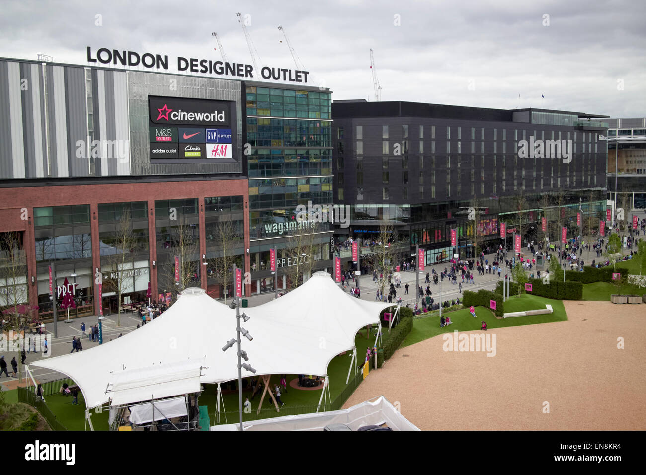 Londoner Designer-Outlet Shopping Mall Zentrum und Hilton Hotel Wembley Stadt London UK Stockfoto