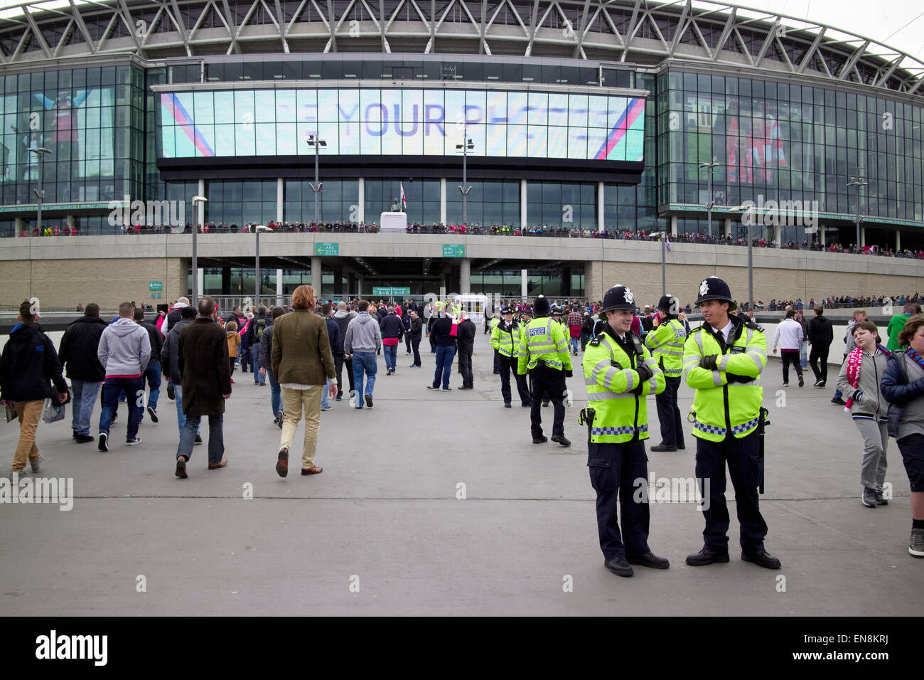 Polizeiarbeit außerhalb Wembley-Stadion am Spieltag London UK Stockfoto