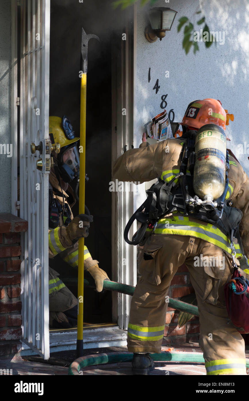 Burbank, CA USA 28. April 2015 Burbank CA Feuerwehrleute bei einem Hausbrand. Stockfoto