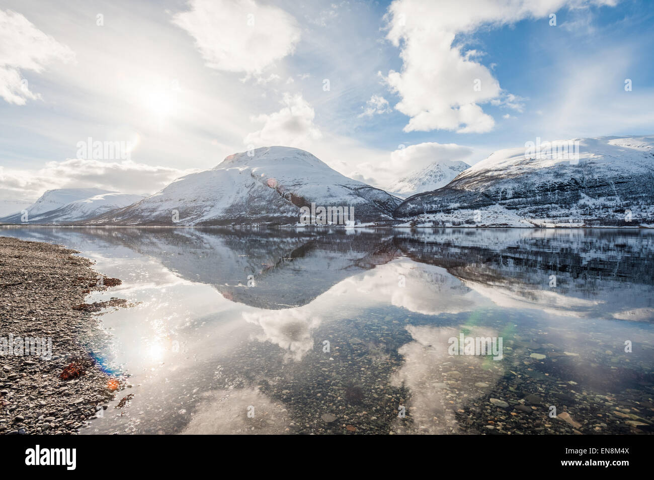 Nachdenken über Wasser, Lyngen Alpen, arktische Norwegen Bergen Stockfoto