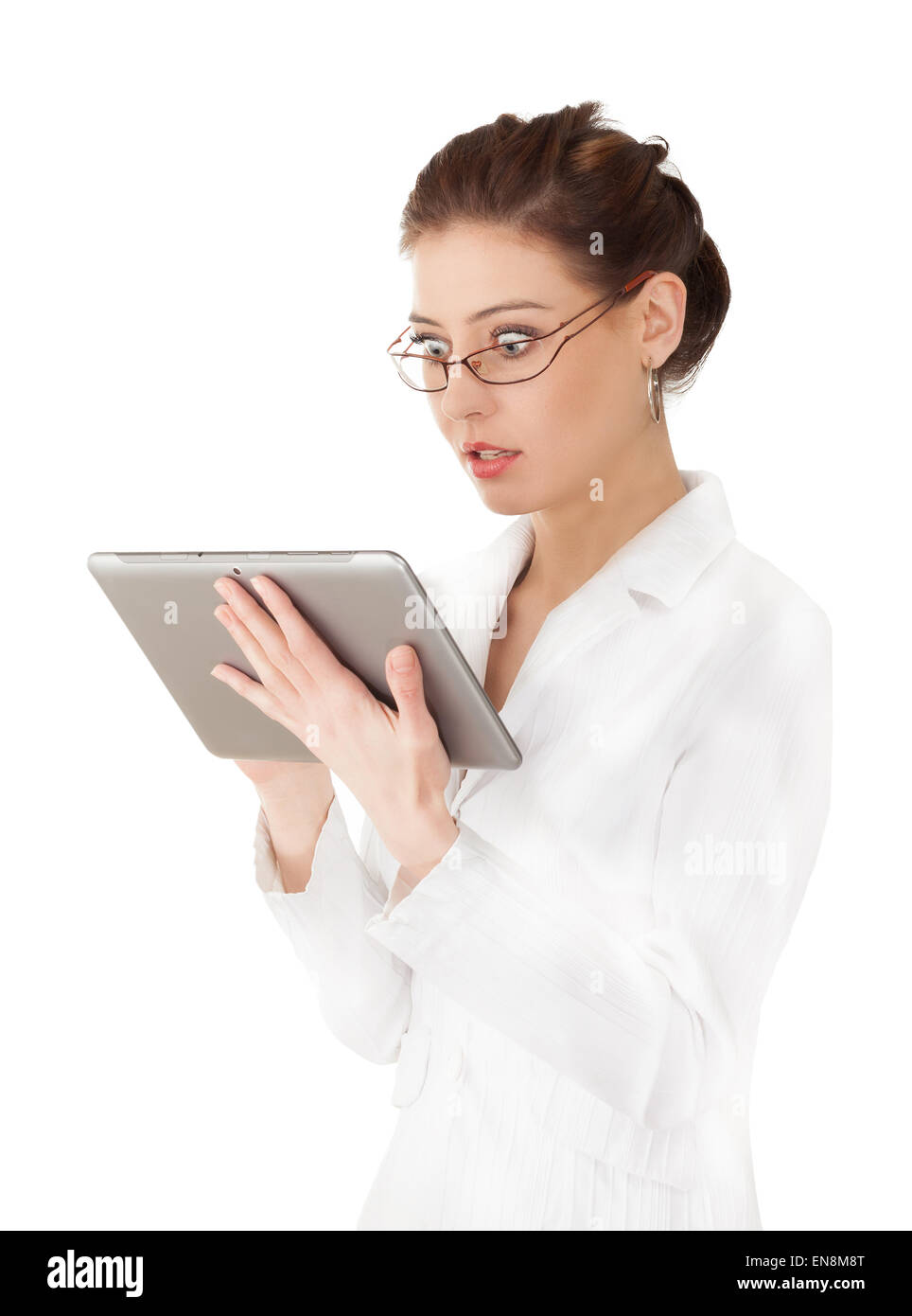 Porträt der Frau arbeitet auf einem Tabletcomputer, überrascht oder Angst Gesichtsausdruck, isoliert auf weißem Hintergrund. Stockfoto