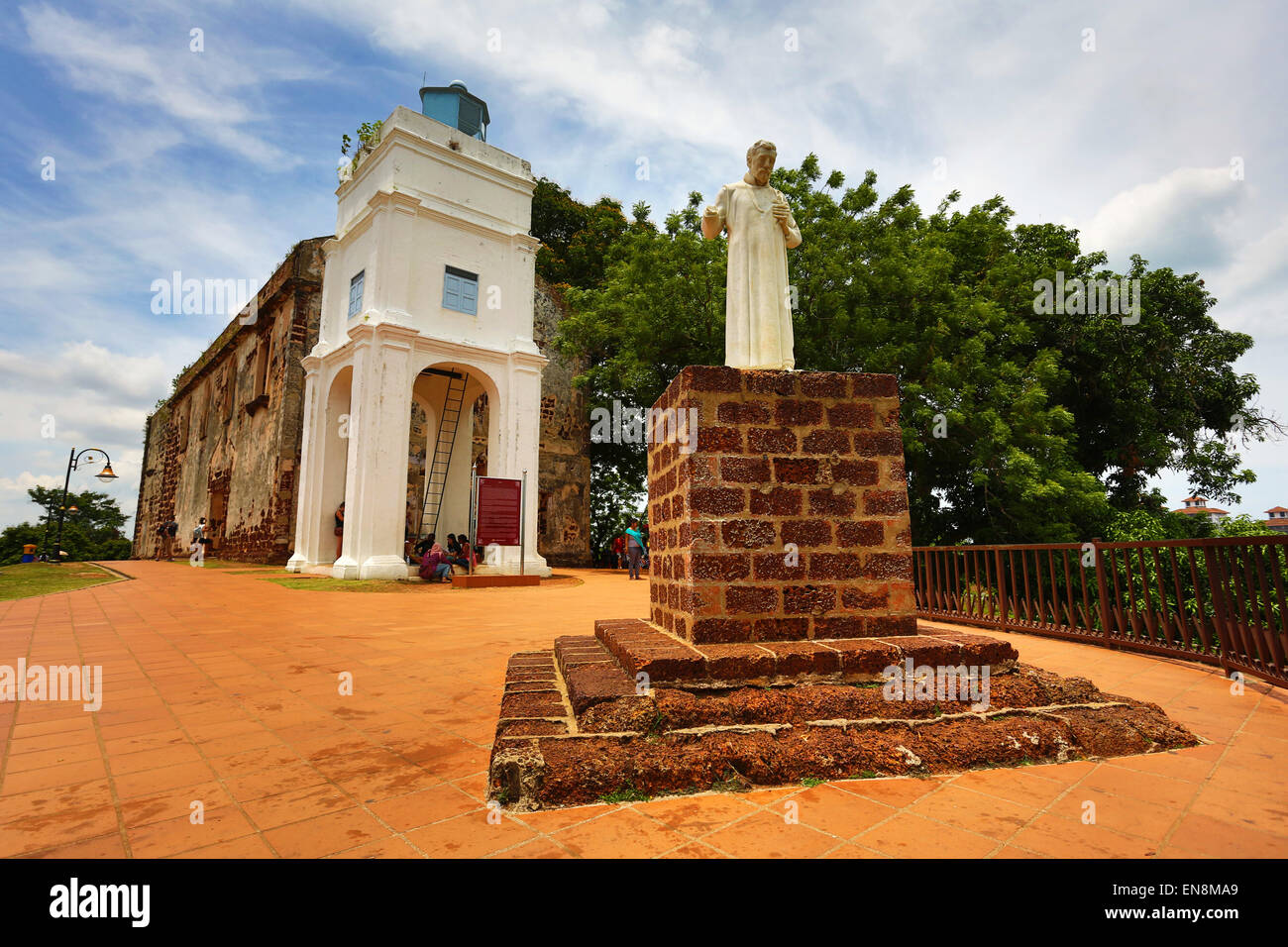 St. Pauls Kirche und Statue auf dem St. Paul Hill in Malacca, Malaysia Stockfoto