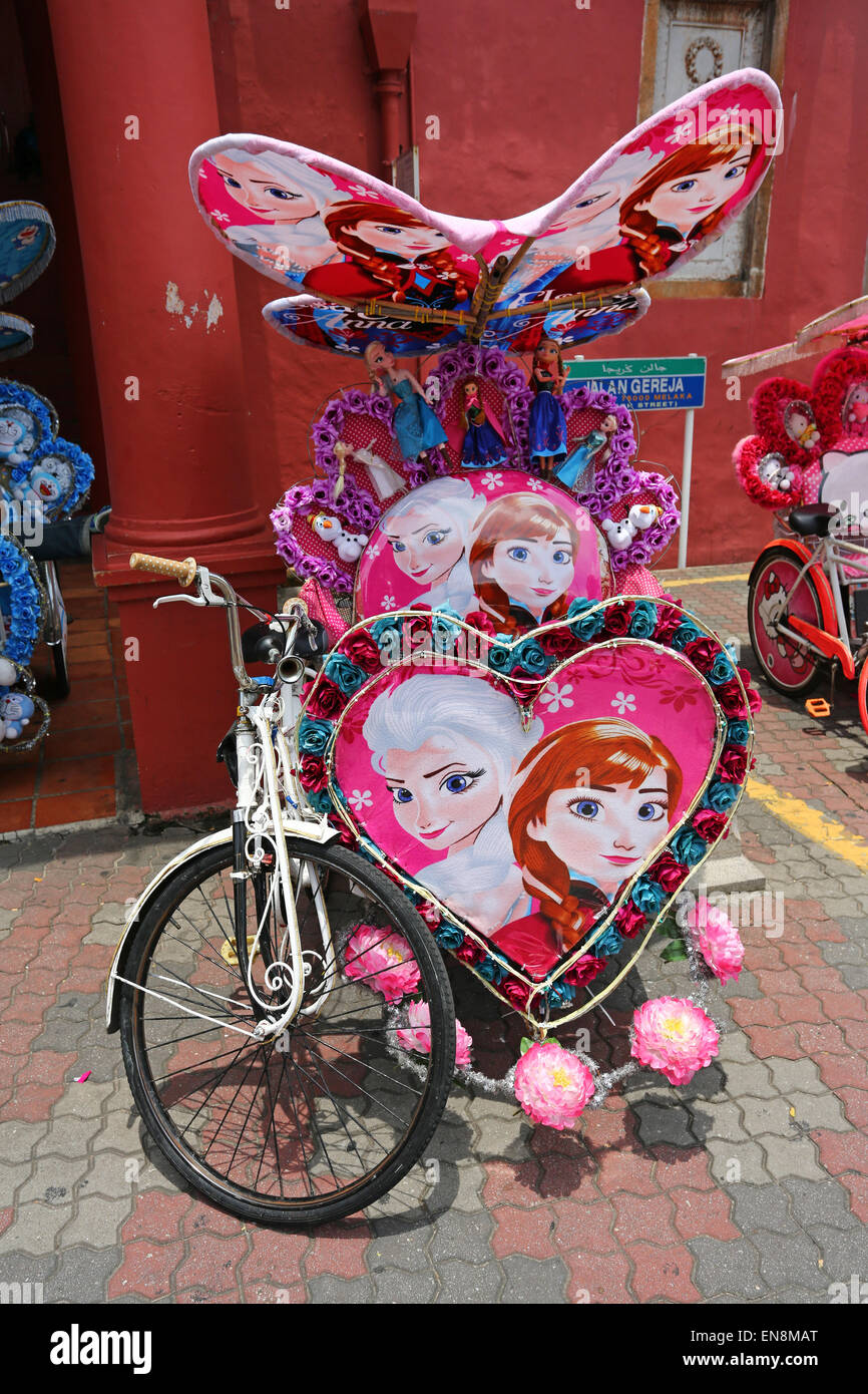 Dekorierte Kitsch Rikscha Fahrradrikscha mit Stofftiere in Malacca, Malaysia Stockfoto