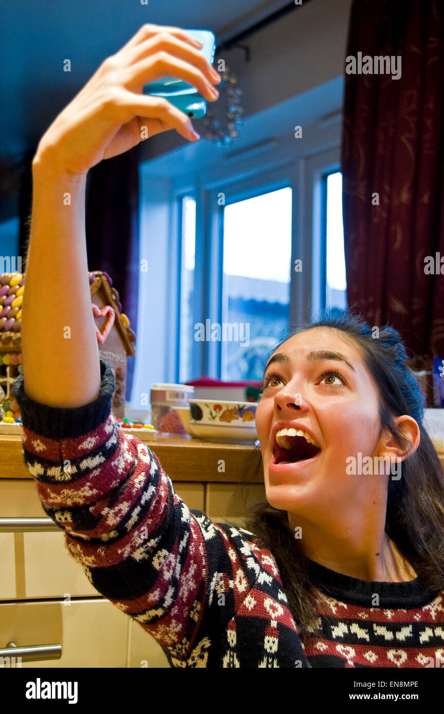 Vertikale Porträt eines Mädchens nimmt eine Selfie von sich selbst und einer dekorierten Stockfoto