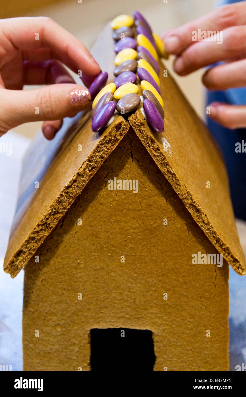 Vertikale Ansicht ein Lebkuchenhaus zu Weihnachten dekoriert werden. Stockfoto