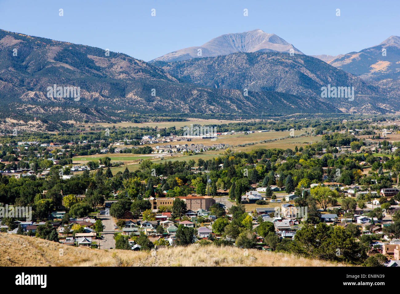 Blick auf die kleine Bergstadt Salida, Colorado, auf S Berg entnommen. Stockfoto