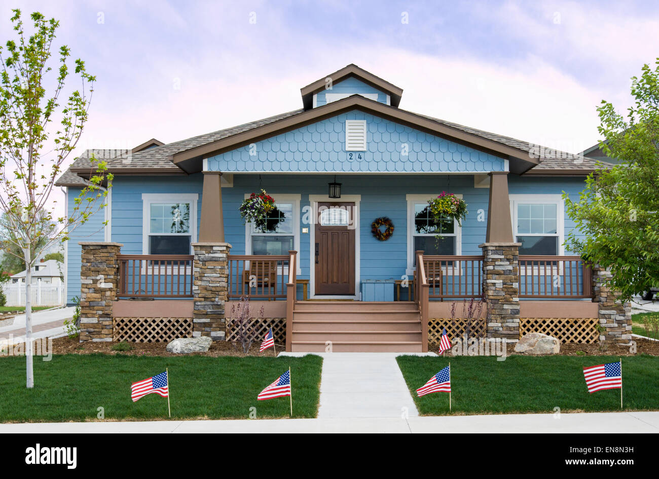 Amerikanische Flaggen, Fourth Of July, Craftsman-Stil Wohn Haus in Colorado, USA Stockfoto