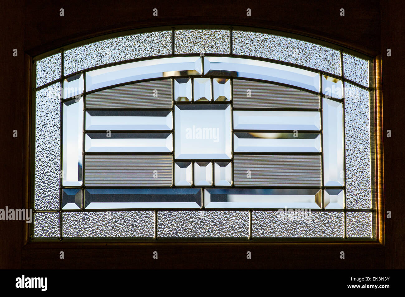 Verbleites Glasfenster in die vordere Eingangstür eines Privathauses Stockfoto