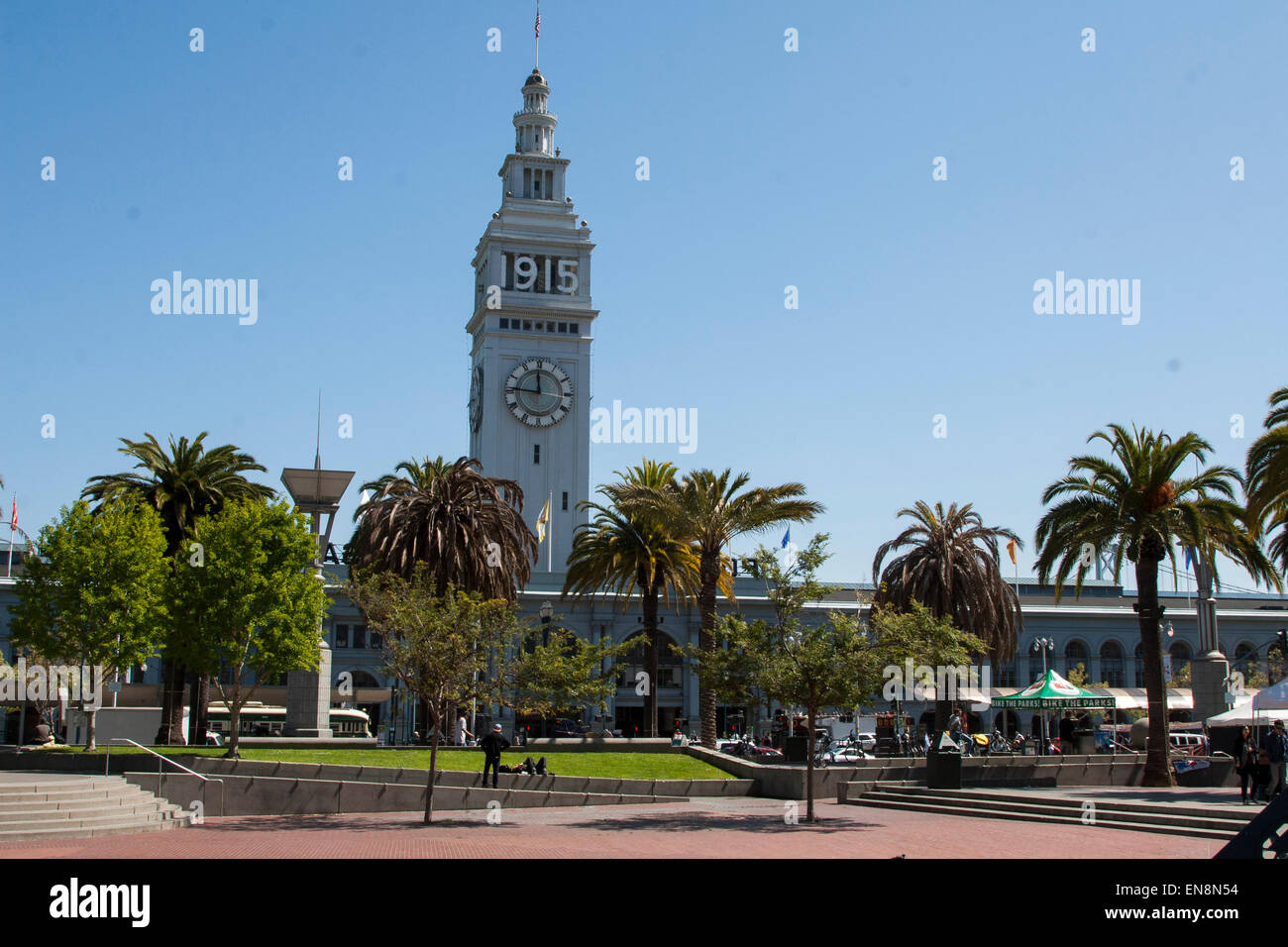 Das Ferry Building in San Francisco, Kalifornien - Blick über Justin Herman Plaza. Stockfoto