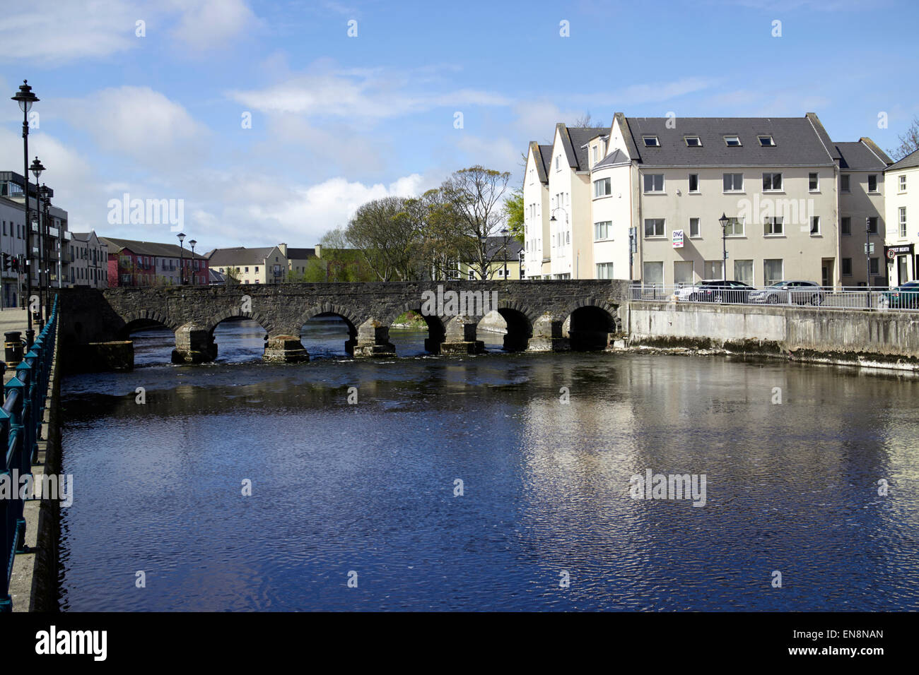 Die Garavogue Fluß durch Sligo Town und der Steinbogenbrücke Republik Irland Stockfoto