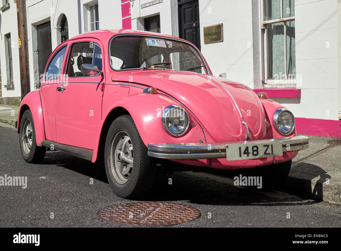 alte Käfer Auto geparkt auf einem traditionellen irischen Straße Sligo Irland Stockfoto