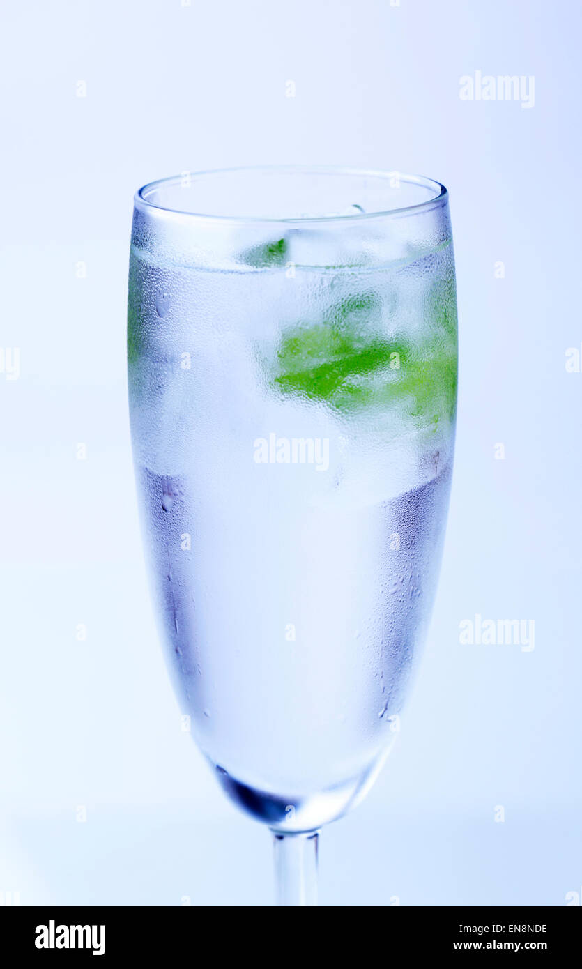 Eistee trinken in ein hohes Glas - Studio Stockfoto